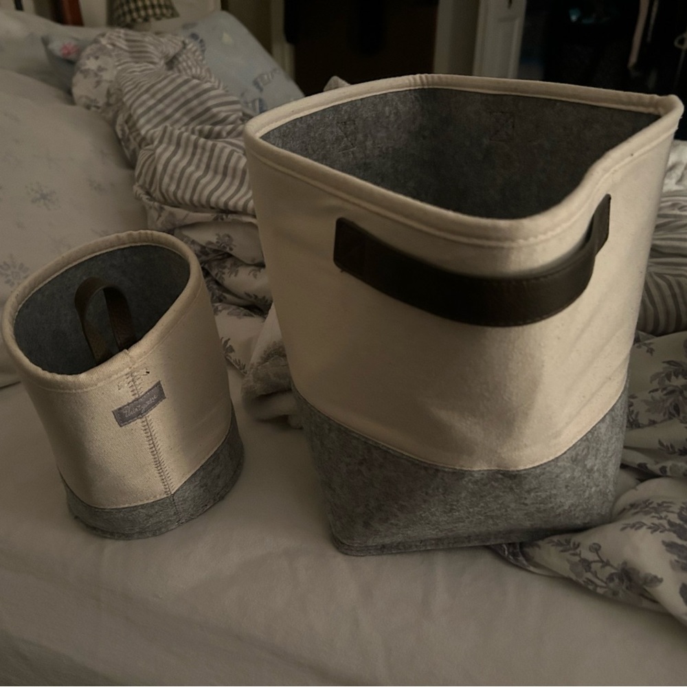 Thirty one felt storage